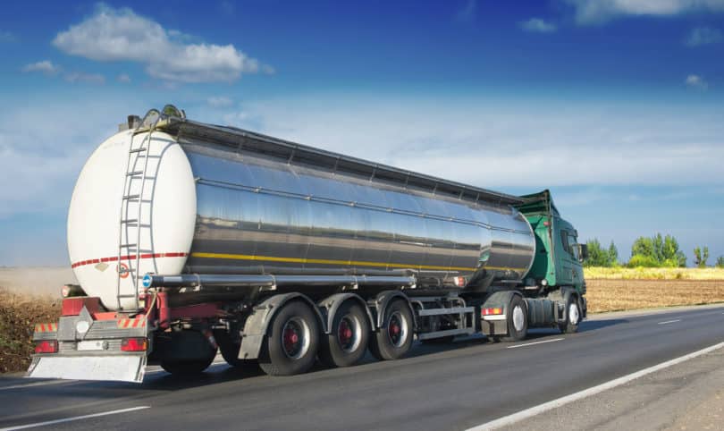 Tankwagen liefert Flüssiggas zu Verbrauchern